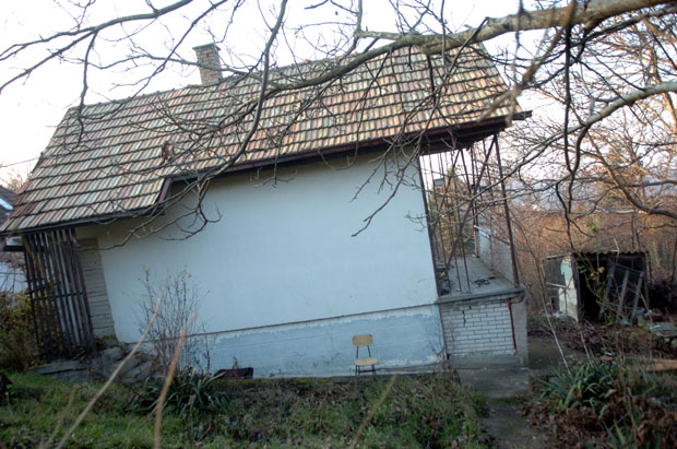 Лежемо у страху да ли ћемо да се пробудимо, и да ли ћемо сутра имати кров над главом: Становници клизишта на Умци живе у кућама које све више пропадају